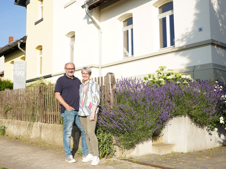 Maren Matz-Volkers mit ihrem Mann Sven Volkers vor ihrem Ferienhaus in Wittmar.