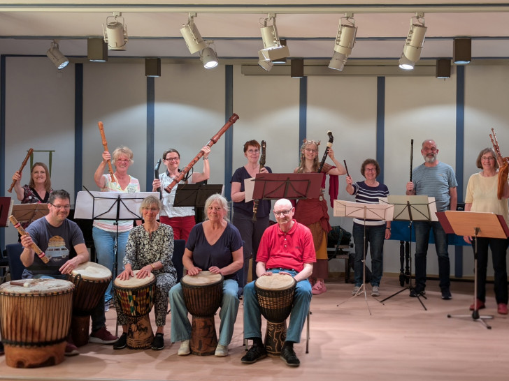 as FolkWindOrchestra und das Trommel-Ensemble Paradies verbinden irische Folk-Musik mit afrikanischen Rhythmen. 