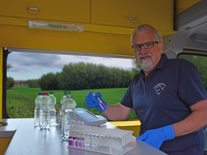 Harrald Guelzow analysiert eine Wasserprobe.
