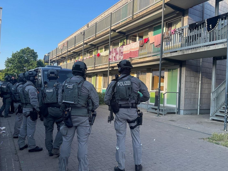 Einsatzkräfte der Bundespolizei während des Durchsuchungseinsatzes (Archiv)