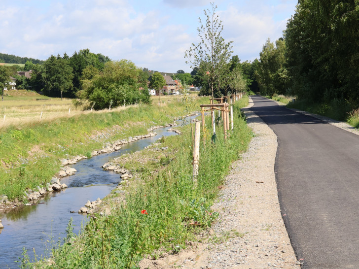 Die Aufweitung der Nette hat das Abflussvolumen gesteigert. Zudem wurde auch der daneben liegende Radweg ertüchtigt.