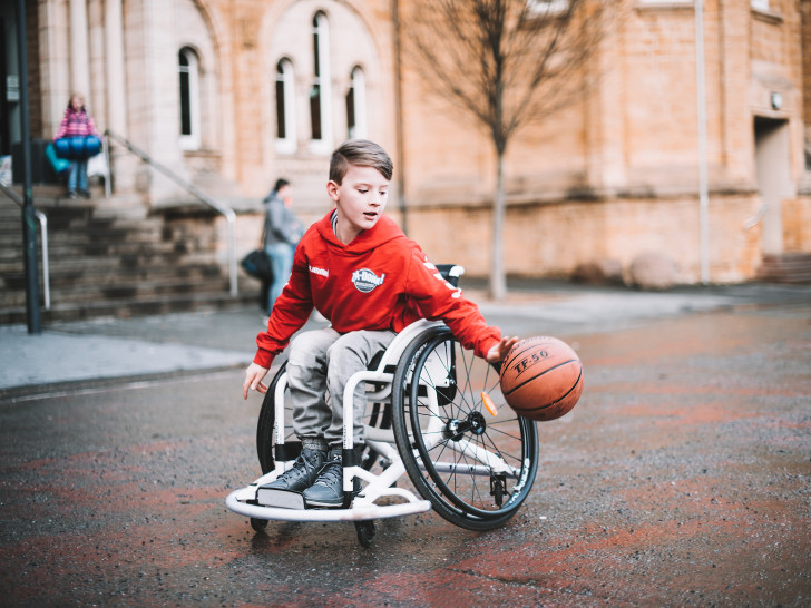 Mit Rollstuhl funktionieren natürlich auch sportliche Aktivitäten. Im Alltag stoßen Rollstuhlfahrer jedoch nicht selten auf Barrieren. Im Rahmen des Aktionstages können interessierte Besucher ausprobieren, wie schnell Rollstuhlfahrer mitunter an Grenzen stoßen.