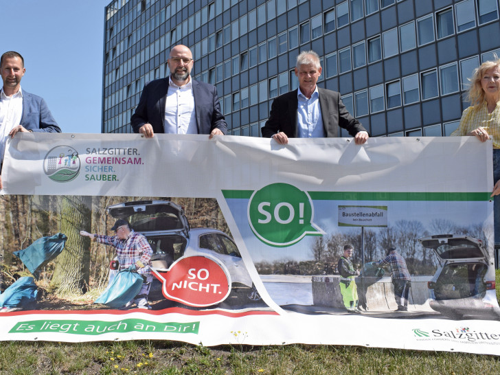 Oberbürgermeister Frank Klingebiel, Erster Stadtrat Eric Neiseke, Fachbereichsleiterin und Pressesprecherin Simone Kessner und stellv. Pressesprecher Dr. Martin Neumann halten eines der Banner.