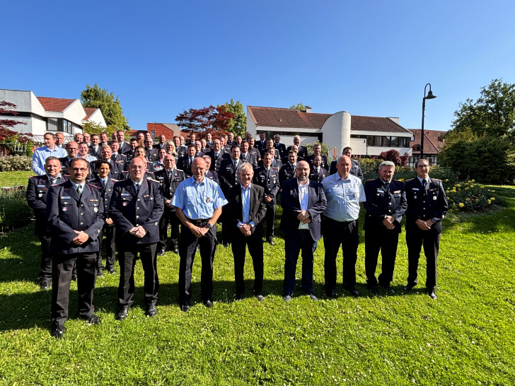 Ehrung der Führungskräfte der Freiwilligen Feuerwehren und Hilfsorganisationen, erste Reihe v.l.: stellv. Stadtbrandmeister Löschbezirk Süd Dirk Bauer, 1. stellv. Stadtbrandmeister Guido von Einem, stellv. Fachdienstleiter Feuerwehr Torsten Preuß, Oberbürgermeister Frank Klingebiel, Erster Stadtrat Eric Neiseke, Fachdienstleiter Feuerwehr Arne Sicks, stellv. Stadtbrandmeister Löschbezirk West Johann Schlecht, stellv. Stadtbrandmeister Löschbezirk Ost Marco Beddigs.