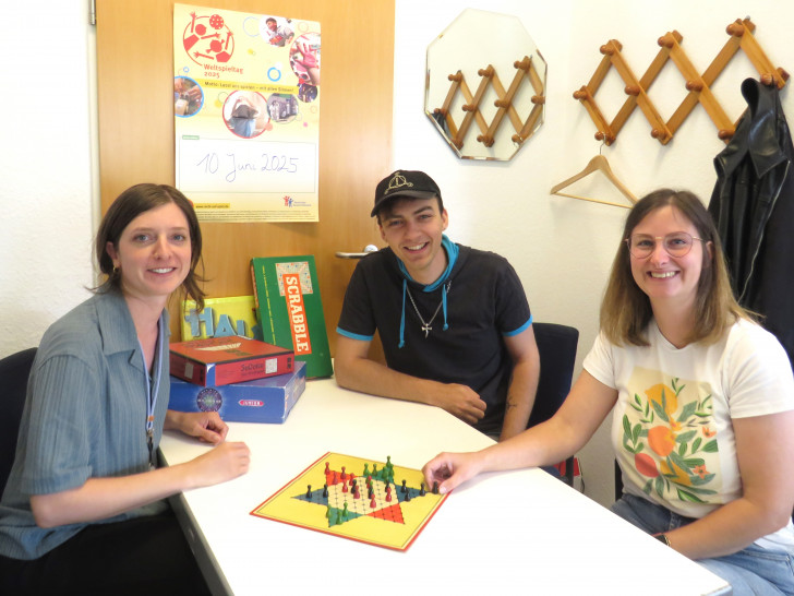 Freuen sich auf viele Spielbegeisterte: Die Sozialkoordinatorinnen Charlotte Salzmann und Jennifer Adel sowie Jugendpfleger Nico Braukhane (Mitte), die den Spielenachmittag organisieren.