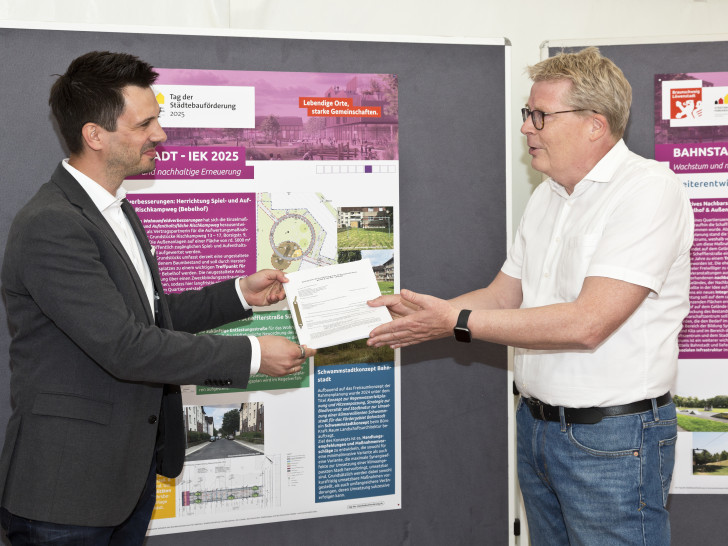 Unterzeichneten den Vertrag: Richard Harrison Schulz, Regionalleiter Braunschweig von Vonovia (l.) und Stadtbaurat Heinz-Georg Leuer.