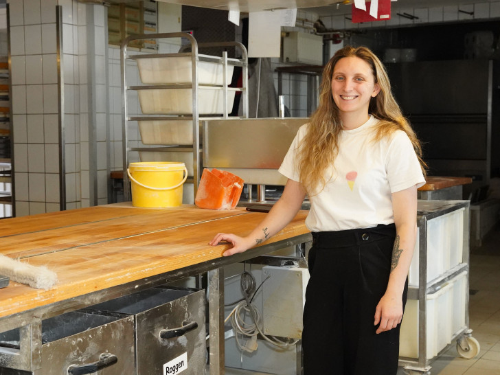 Joana Macenauer in der Backstube der Bäckerei Reuss in Wolfenbüttel.