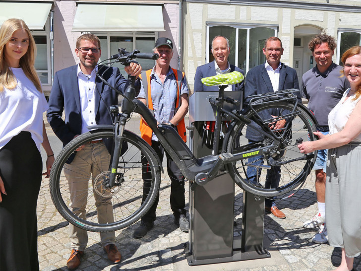 An der neuen Fahrradservicestation am Kornmarkt (von links): Radverkehrsbeauftragte Svea Neumann, Tobias Kulp (BLSK), Michael Frohn von der städtischen Straßenmeisterei, die mit dem Setzten des Fundamentes beauftragt war, Oliver Fuchs (BLSK), Andreas Jung (Volksbank), Stephan Vetterkind und Radverkehrsbeauftragte Valerie Agartir. 