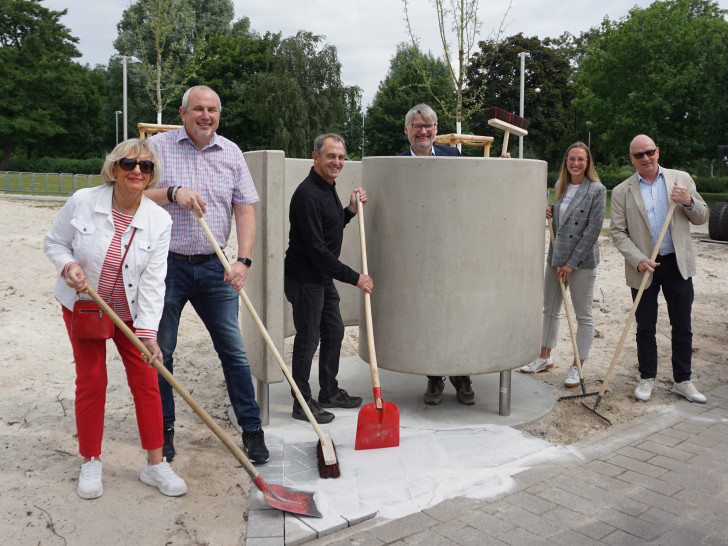 Die Projektverantwortlichen nehmen letzte Handgriffe an einer der zwei neuen Umkleidekabinen im Allerpark vor, v. l. Heidemarie Steinke (stellv. Vorsitzende der Bürgerstiftung Wolfsburg), Stefan Griesemann (Geschäftsführer der Thieme GmbH & Co. KG und der entricon GmbH), Reinhard Klauenberg (Geschäftsführer der Thieme GmbH & Co. KG), Dr. Frank Fabian (Vorsitzender der Bürgerstiftung Wolfsburg), Luisa Bohs (Quartiersmanagerin für den Allerpark bei der WMG) und Frank Hitzschke (Bereichsleiter Citymanagement bei der WMG)