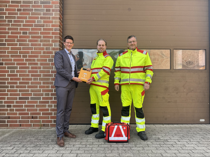 Vecheldes Bürgermeister Tobias Grünert mit dem Leiter der First Responder Einheit Paul Richter und Ortsbrandmeister Mario Behrens.