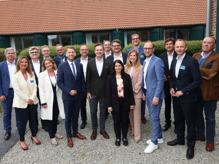 Hintere Reihe v. li.: Dirk Große-Loheide, Arne Meiswinkel, Kai Grünitz, Hans-Dieter Brand, Stefan Gratzfeld, Dr. Christian Vollmer, Niklas Daser, Friedrich W. Niemann, Gunnar Kilian und Günther Graf von der Schulenburg. Vordere Reihe v. li.: Claudia Nanau-Matharu, Irina Franz, Dennis Weilmann, Thomas Schäfer, Daniela Cavallo, Sina Tessnow, Jens Hofschröer und Dr. Bernd Schmid.