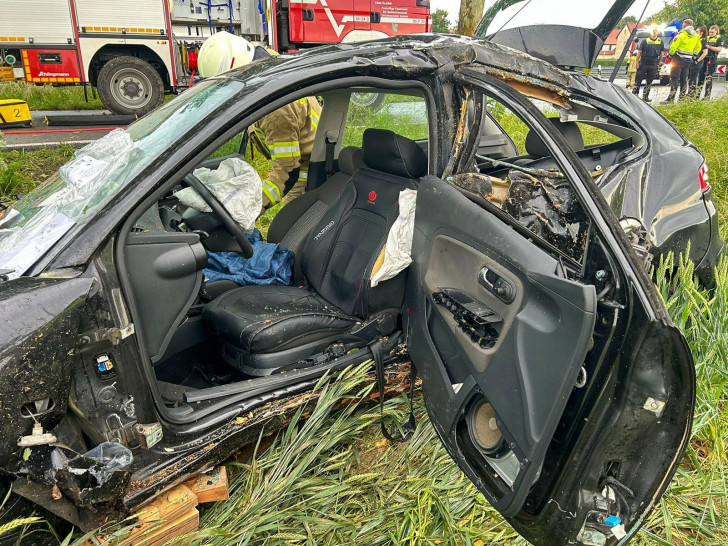 Der Fahrer musste aus dem Wagen befreit werden.