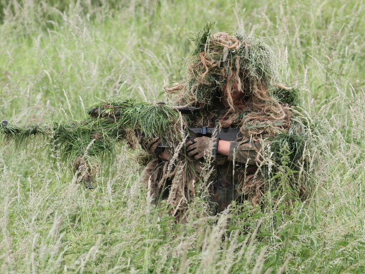 Getarnter Soldat (Archiv)
