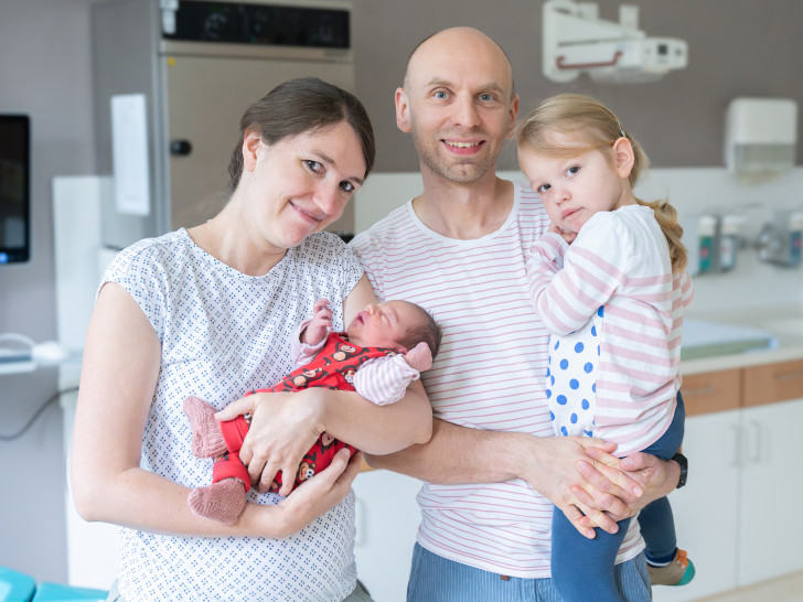 Ein besonderer Moment: Franka – die 1.000. Geburt des Jahres – im Kreis von Mama, Papa und ihrer stolzen großen Schwester.