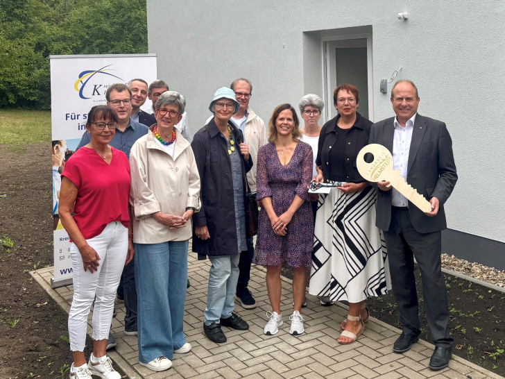 Der Landrat (re.) bei der offiziellen Schlüsselübergabe mit Vertretern des KSB.