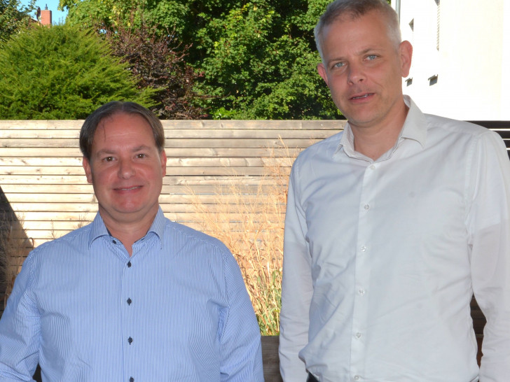 Der Vorsitzende des Wolfenbütteler Beraternetzwerks, Michael Schmitz (links), begrüßte jetzt die Witschaftsförderung des Landkreises als neues Mitglied im Verein. Deren Geschäftsführer Dr. Claudius Schiller sieht eine ganze Reihe Themen, bei denen sich die beiden Organisationen ergänzen können.
