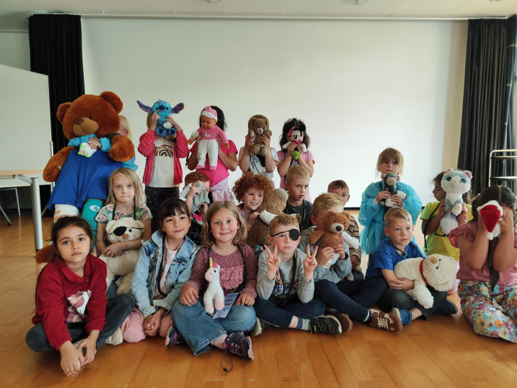 Ängste abbauen, Vertrauen stärken: Die Kinder haben bei der Teddybär-Sprechstunde den Klinikalltag kennengelernt.