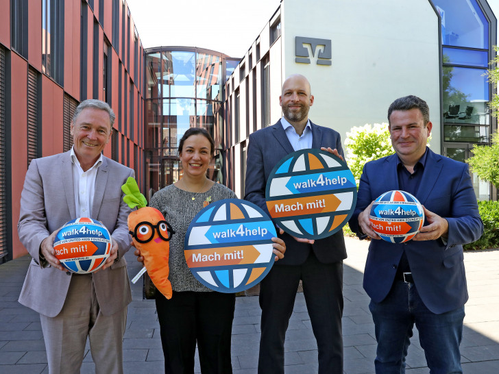 Stellten die durch den walk4help geförderten Projekte der Presse vor (v. l.): Thomas Fast, Direktionsleiter der Volksbank BRAWO Gifhorn und Botschafter von United Kids Foundations, Marlena Wache vom Verein Acker e. V., Thomas Lanners von myclimate und Bundestagsabgeordneter Hubertus Heil.