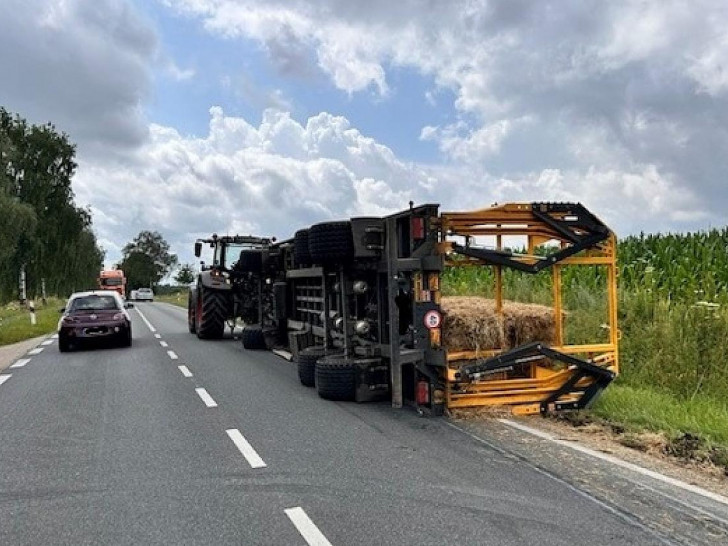 Umgekipptes Traktorgespann bei Bad Fallingbostel (Archiv)