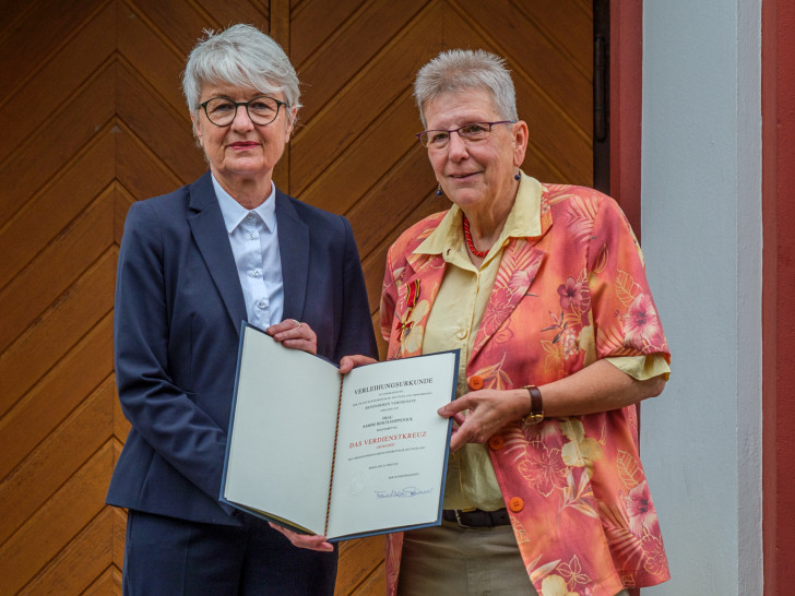 Stellvertretend für den Bundespräsidenten übernahm Landrätin Christiana Steinbrügge (l.) die Verleihung des Bundesverdienstkreuzes an Sabine Resch-Hoppstock (r.).