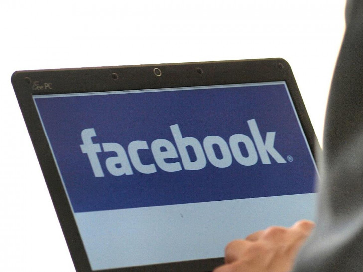 Facebook-Nutzer am Computer (Archiv)