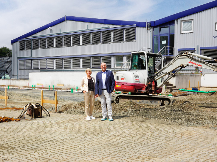 Projektleiterin Anke Kraft und MKN-Chef Georg Weber am Bauplatz des neuen MKN IT-Centers.   