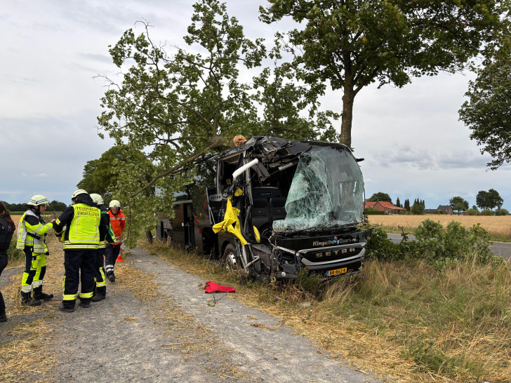 Der verunglückte Reisebus.
