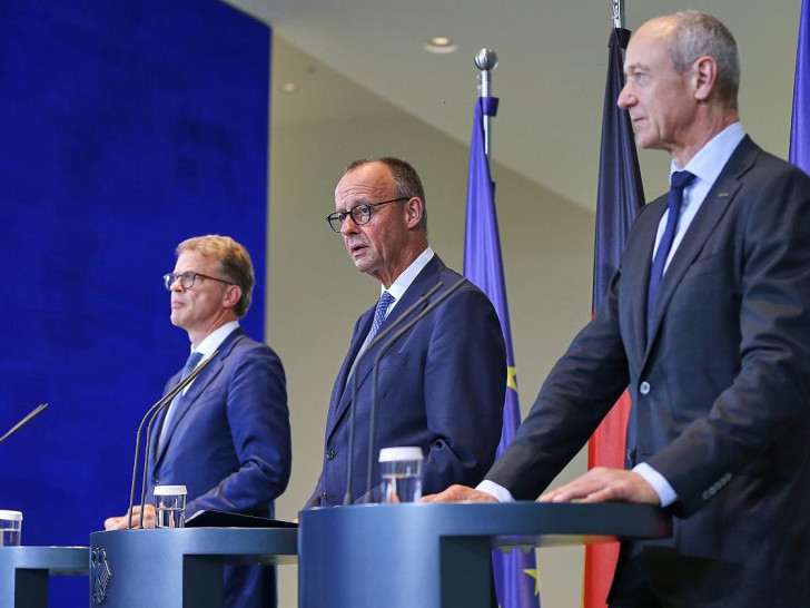 Christian Sewing, Friedrich Merz und Roland Busch am 21.07.2025