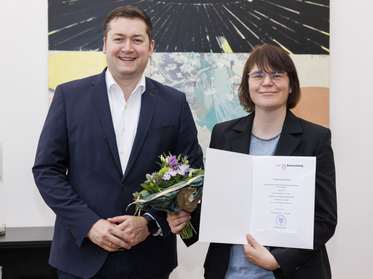 Oberbürgermeister Dr. Thorsten Kornblum überreichte Anna Katharina Hanusch ihre Ernennungsurkunde.