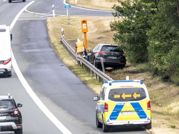 Das Auto war hinter der Leitplanke gelandet.