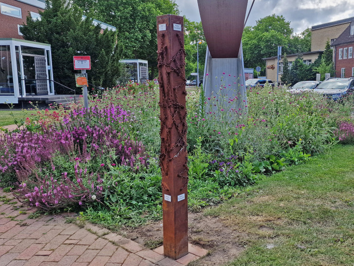 Die Stele zwischen dem Peiner Rathaus und der BrauManufaktur Härke ist eine von sieben Rätsel-Stationen der Adventure-Tour "Peine Code – Knacke des Stadtgeheimnis".