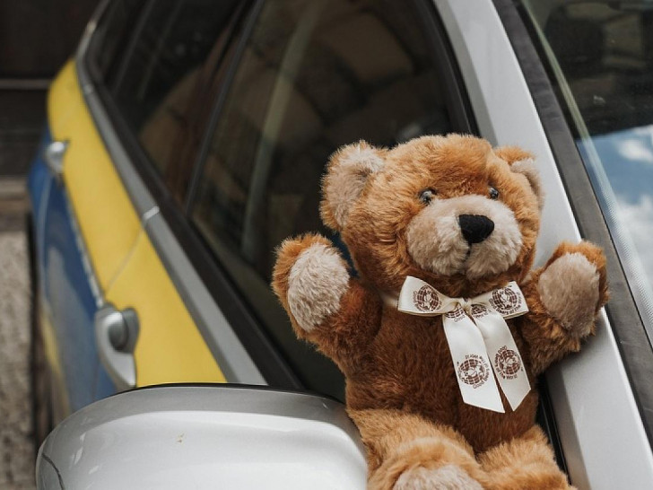 Teddy-Bär auf Streifenwagen (Archiv)