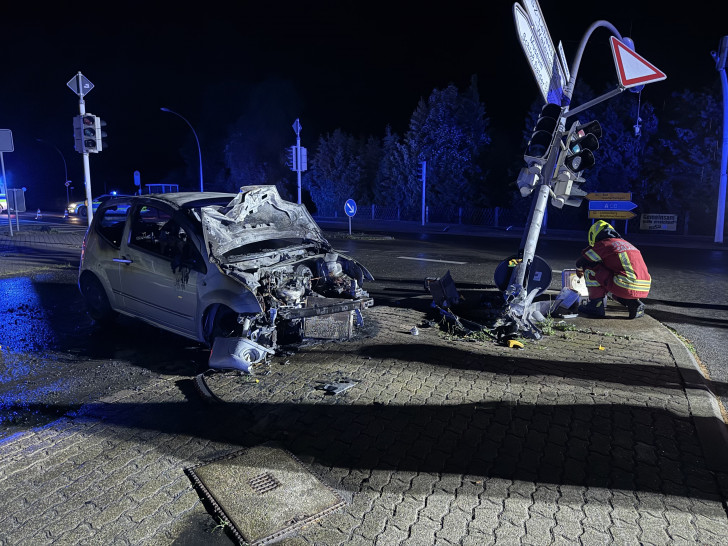 Das Auto und die Ampel waren nicht mehr zu gebrauchen.