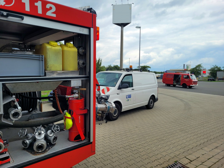 Insgesamt waren etwa 60 Einsatzkräfte der Feuerwehr vor Ort.