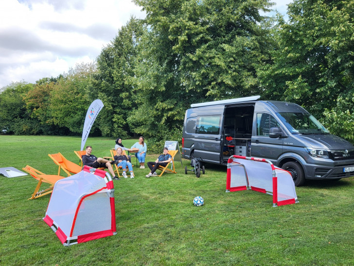  Stadtjugendpflegerin Martina Malak, André Blase vom Team Jugend im Gemeinwesen sowie das Team Jugend im Gemeinwesen stellen das Freizeitmobil vor. 
