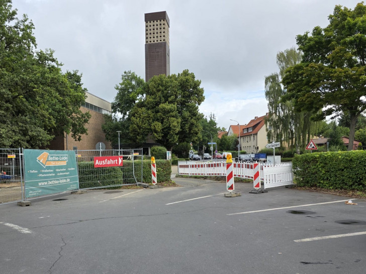 Am Rodeland stand auf einem Parkplatz ein illegaler Altkleidercontainer. Die Stadt hat ihn inzwischen beseitigt. 