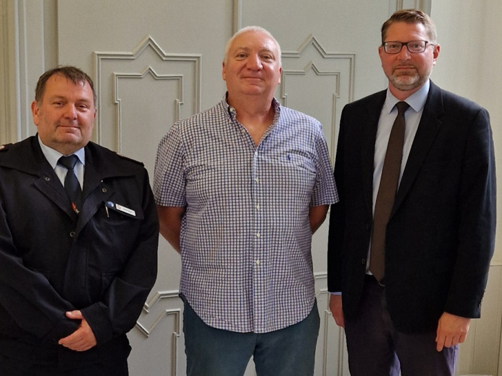 Im Beisein von Gemeindebrandmeister Detlef Hoyer (li.) hat Samtgemeindebürgermeister Marco Kelb (re) Jörg Hübner zum stellvertretenden Ortsbrandmeister der Ortswehr Erkerode / Lucklum ernannt.