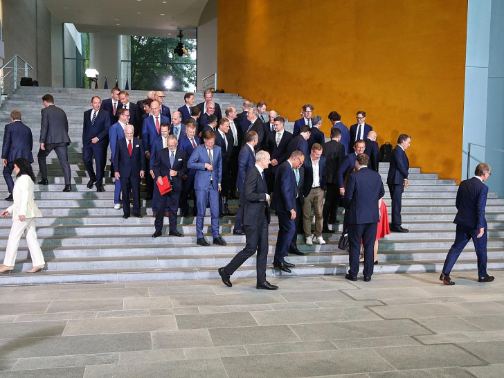 Gruppenfoto zum "Investitionsgipfel" am 21.07.2025