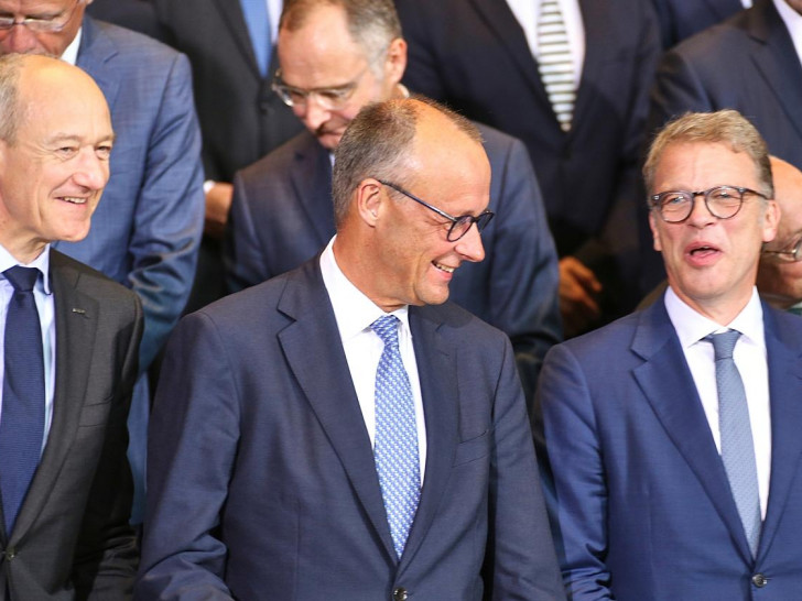 Roland Busch, Friedrich Merz und Christian Sewing am 21.07.2025