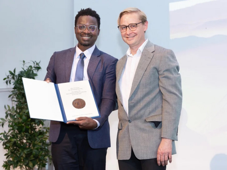 Prof. Richmond Sarpong, Preisträger der Inhoffen-Medaille 2025, mit Prof. Klemens Rottner, Vorsitzender des Fördervereins des HZI.