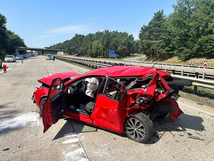 Skoda, in dem der Fahrer leicht und die Beifahrerin schwer verletzt wurden (Archiv)