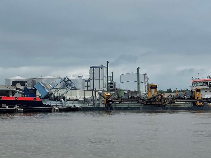 Verunfalltes Seeschiff im Braker Hafen (Archiv)