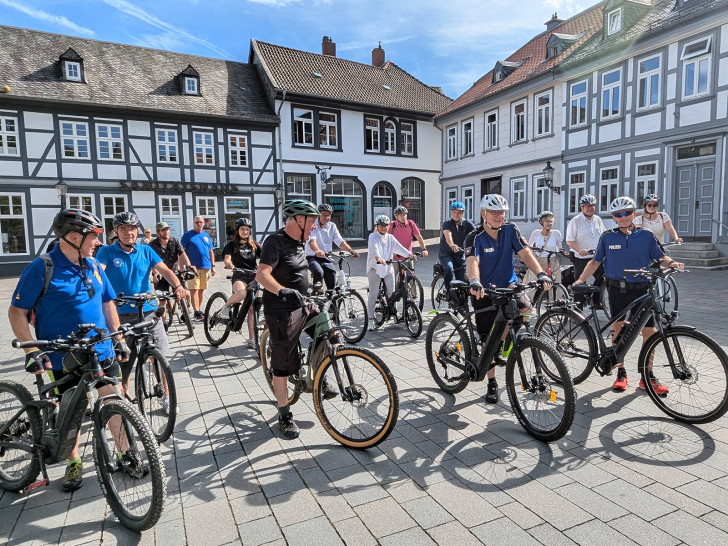 Der Start zum STADTRADELN im Jahr 2024: Zusammen mit Landrat Dr. Alexander Saipa (hinten, 1. v. re.) und Seesens Bürgermeister Erik Homann (hinten, 4. v. re.) und einer Gruppe Radfahrender radelte Oberbürgermeisterin Urte Schwerdtner (hinten, 3. v. re.) eine Runde durch die Goslarer Innenstadt.