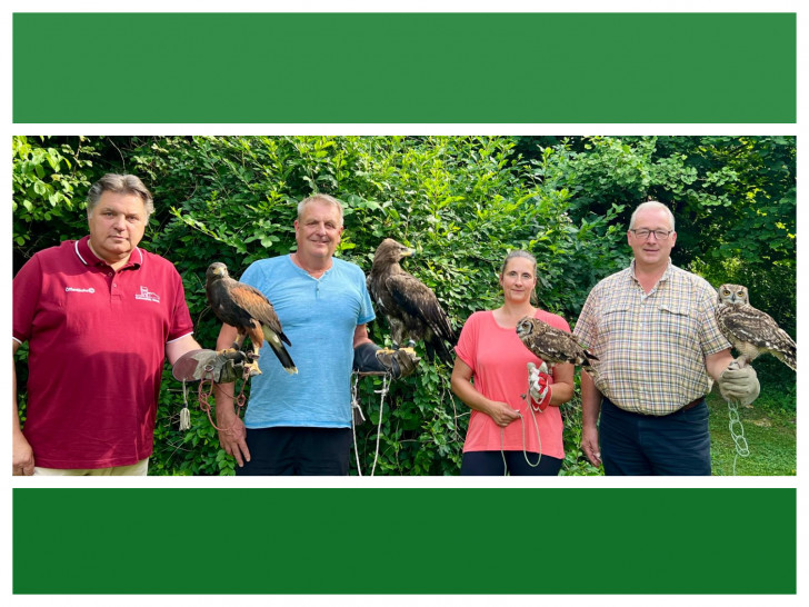 Uwe Schäfer mit einem Wüstenbussard, Olaf Wahle mit seinem Steppenadler sowie Melanie Kopkow und Frank Oesterhelweg mit Afrikanischen Fleckenuhus (v. li.).