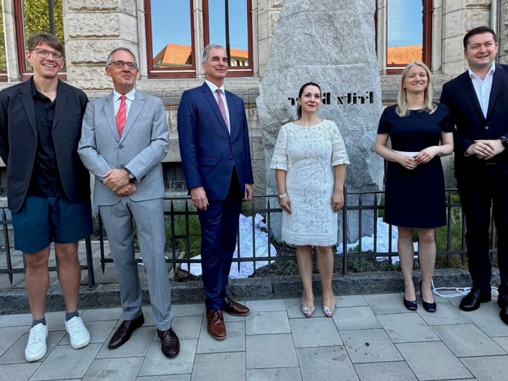 Künstler Daniel Wolff, Wolfgang Scheibel, Präsident des Oberlandesgerichts, Generalstaatsanwalt Detlev Rust, Prof. Dr. Sybille Steinbacher, Direktorin des Fritz-Bauer-Instituts in Frankfurt, Justizministerin Dr. Kathrin Wahlmann und Oberbürgermeister Dr. Thorsten Kornblum (v. li.).