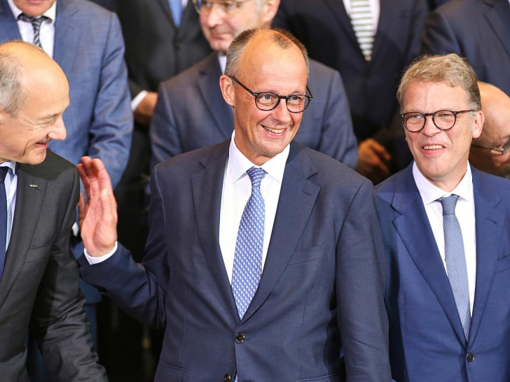 Roland Busch, Friedrich Merz und Christian Sewing am 21.07.2025