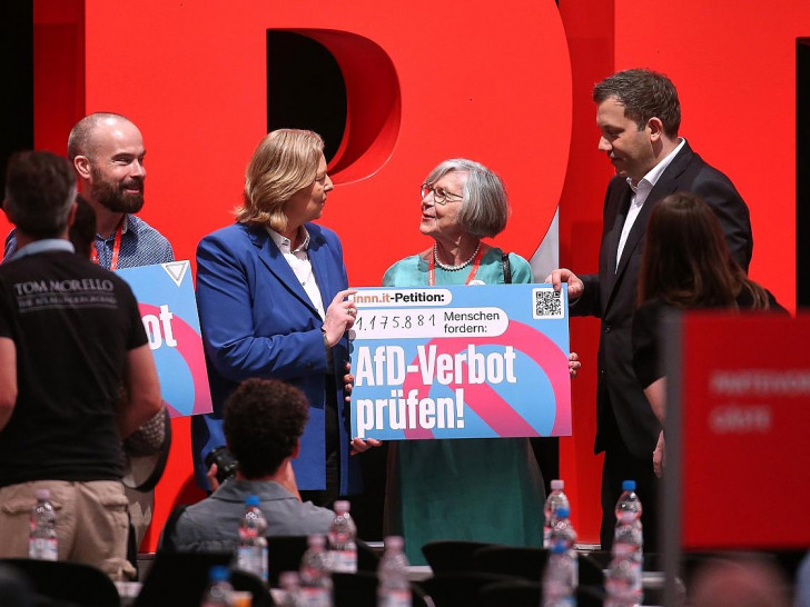 Bärbel Bas und Lars Klingbeil mit Schild zu Petition zu AfD-Verbot (Archiv)