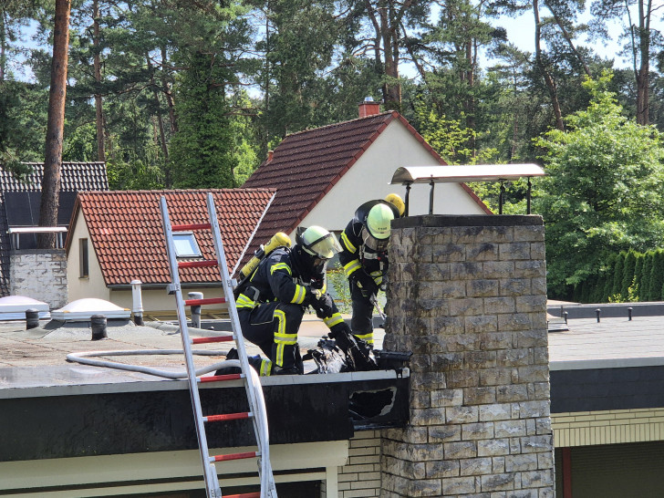 Am Eyßelheideweg musste die Feuerwehr auf ein Dach steigen.