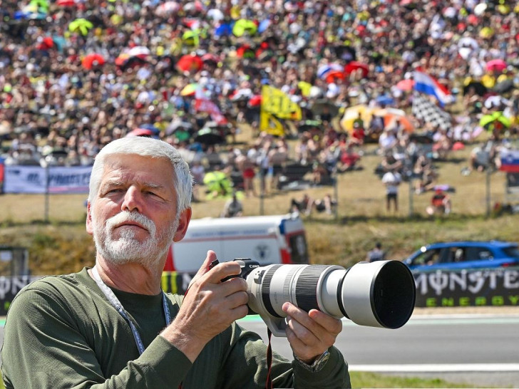 Der tschechische Präsident Petr Pavel fotografiert beim Granf Prix von Brno
