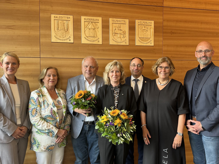 Der neue Hochschulrat der Ostfalia Hochschule (von links): Nadine Bähre (MWK), Frauke Oeding-Blumenberg, ehemalige Geschäftsführerin Oeding Print GmbH Braunschweig, Prof. Dr. Joachim Block, ehem. Leiter der Standorte Braunschweig und Göttingen des DLR, Claudia Kayser, Leiterin der Direktion Wolfsburg bei der Volksbank BRAWO, Tobias Henkel, Vorstandsvorsitzender der Evangelischen Stiftung Neuerkerode, Prof. Dr. Sandra-Verena Müller, Dekanin Fakultät Soziale Arbeit der Ostfalia Hochschule, sowie André Koch, Klinikumsdirektor Klinikum Wolfsburg.   
